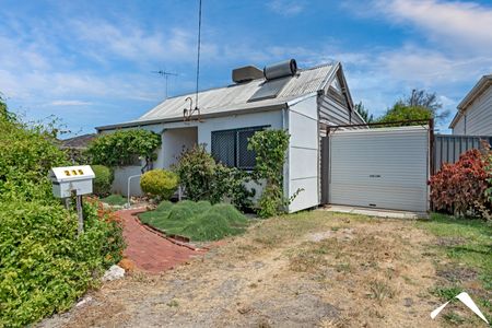 215 Sevenoaks Street, CANNINGTON WA 6107 - Photo 2