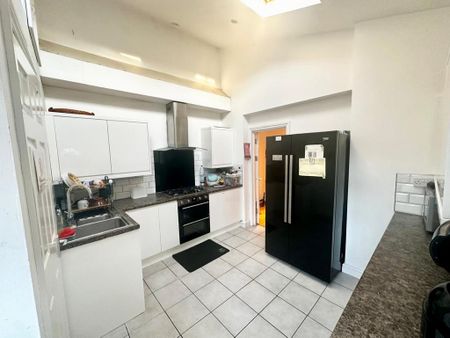 5 bedroom semi-detached house to rent - Photo 4