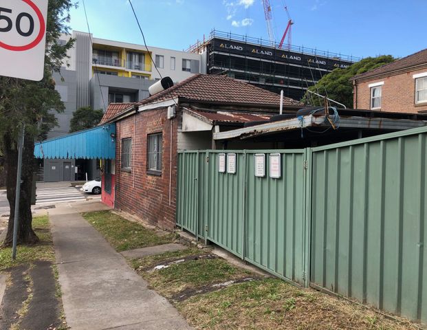 Conveniently located three-bedroom residence - Photo 1