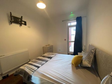1 bedroom in a house share to rent - Photo 2