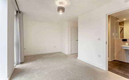 A well-presented four-bedroom townhouse in a sought-after South Cambridge development, offering easy access to the city centre and Addenbrooke's Hospital - Photo 5