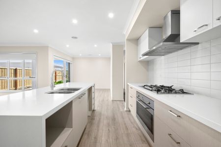 Five Bedroom, Two Living Family Home - Photo 2