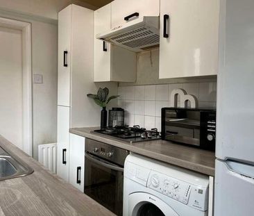 Bed En-suite Student Property / Available Now, LN5 - Photo 3