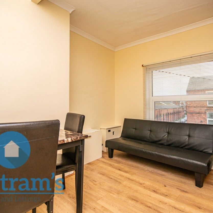 2 bed Flat for Rent - Photo 1