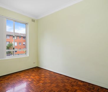 Well-Presented Two Bedroom Apartment in Prime Location - Photo 2