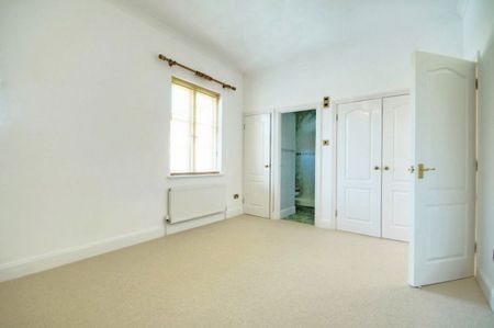 A 3 Bedroom House in Chelsea Square GL50 3RG - Photo 2