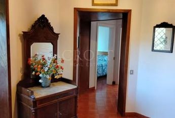 Ardeatina-Divino Amore: Quiet, charming rustic villa, big and well-curated garden, 3 beds, 1 study, 3 baths, living room, kitchen, with terraces , AC and parking space. Ref 2322