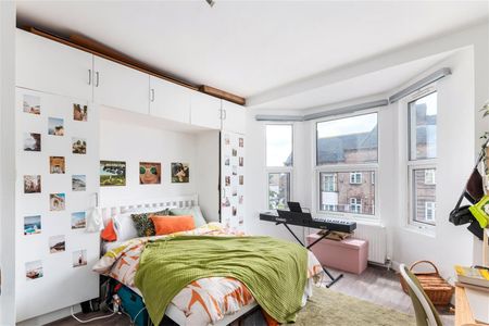 Streatham High Road, Streatham Station, SW16, London - Photo 2