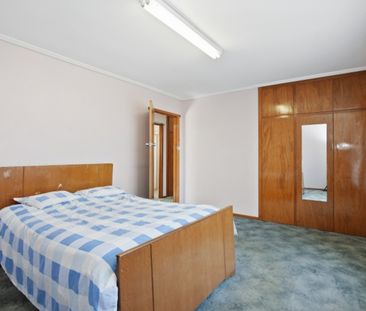 3 BEDROOM HOME WITH MASSIVE BACKYARD - Photo 5