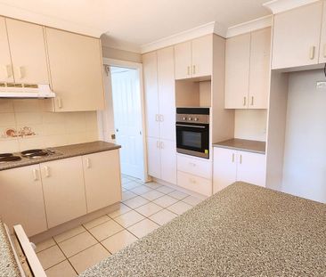 Spacious 2-Bedroom, 2-Bathroom Villa in a Quiet Location! - Photo 4