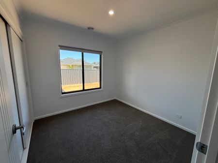 Brand-new Four Bedroom Home In Beautiful Brooklyn Fields Estate! - Photo 2