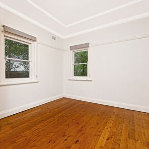 Spacious Art Deco Apartment - Photo 2