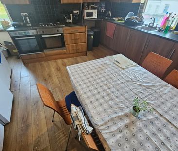8 Bed - 1 Hill Top Street, Hyde Park, Leeds - LS6 1NW - Student - Photo 3