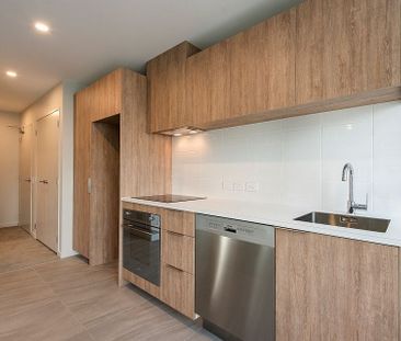 Chic Te Aro Apt with Balcony & Lift - Photo 6