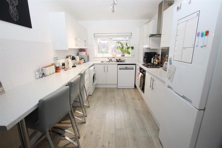 2 bedroom Maisonette to let - Photo 2