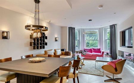 Luxurious three bedroom apartment in the heart of Alderley Edge, fully furnished, and with gated parking. - Photo 5