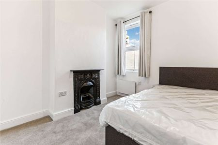 Bright one bedroom flat with a shared garden in Munster Village - Photo 3