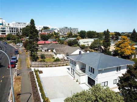 Fully FURNISHED home - Walk to Hospital - Photo 2