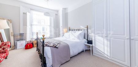 Spacious one bedroom set in period conversion - Photo 3