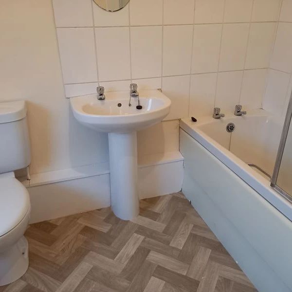 Flat 2, 44 Ashby Road, - Photo 2