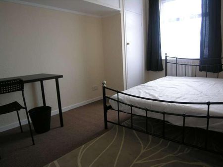 Bedroom First Floor Flat In Wallisdown, BH12 - Photo 4