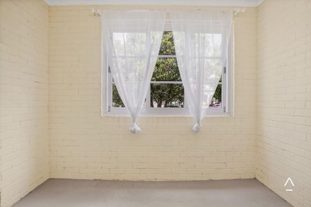 Charming Art Deco Apartment in Great Location - Photo 5