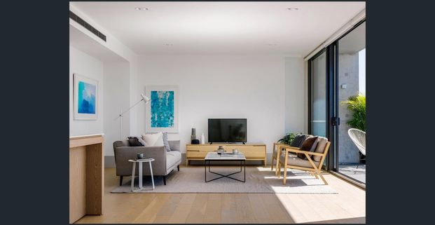 One bedroom apartment in Erskineville offers fridges, study, balcony & peaceful views - Photo 1