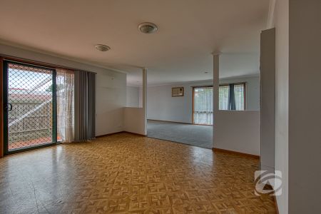 FAMILY HOME IN CRANBOURNE NORTH - Photo 2