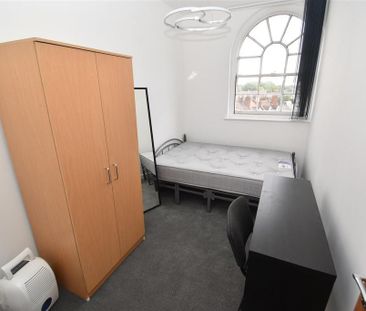 4 bedroom flat to rent - Photo 3