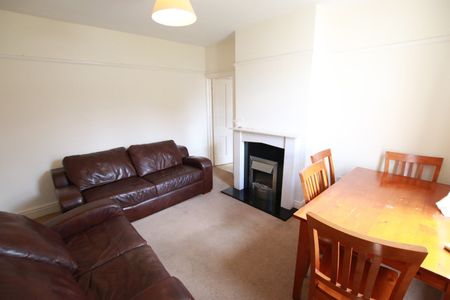4 Bed Terraced House, Grange Avenue, RG6 - Photo 2