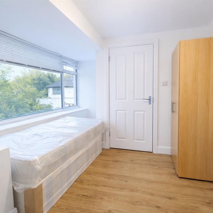 Coniston Avenue, Perivale, Greenford UB6, London - Photo 1