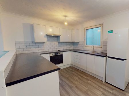 Terraced House to rent on - Photo 5