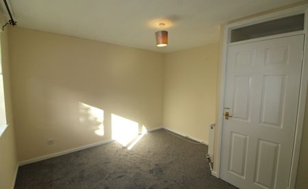 Walesby Court, LS16 - Photo 4