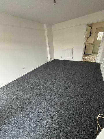 3 bedroom end of terrace house to rent - Photo 2