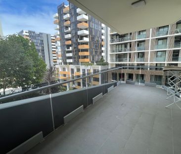 [Fully furnished] Stunning Three Bedroom Apt with 2 Car Space for L... - Photo 2