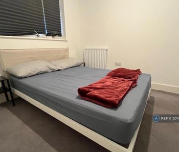 1 bedroom in a flat share to rent - Photo 3