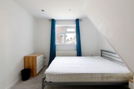 3 bedroom flat to rent - Photo 4