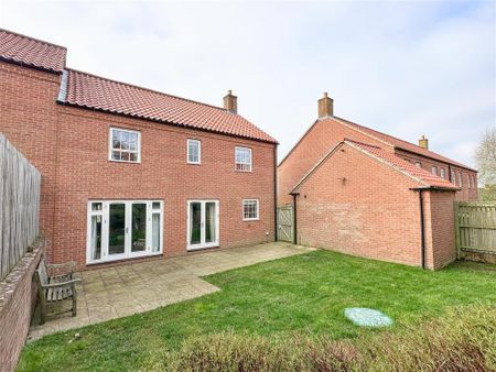4 bedroom semi-detached house to rent - Photo 5