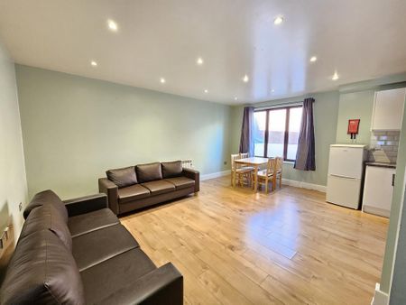 3 bedroom flat to rent - Photo 2