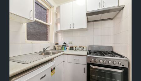 Stylish Studio Apartment in the Heart of Elizabeth Bay - Photo 4