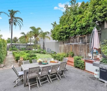 Timeless victorian elegance with poolside entertaining in prestigio... - Photo 1