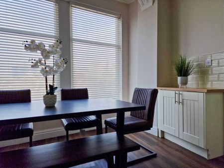Stunning 4-Bedroom Terrace House with Sea View on St Chads Road, Blackpool - Photo 4