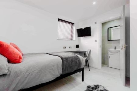 6 Beds 4 Baths - Photo 2