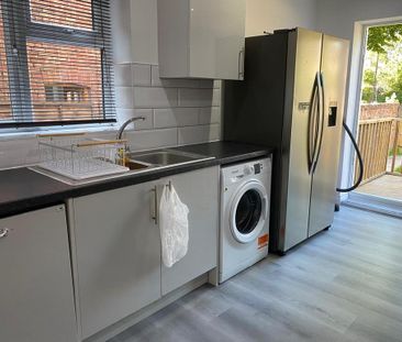 1 bedroom in a house share to rent - Photo 2