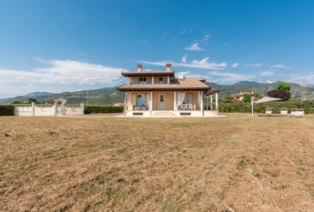 Villa in Affitto a Seravezza – Zona: Querceta
