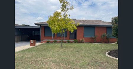 Immaculate Three Bedroom House in Beautiful Street - Photo 3