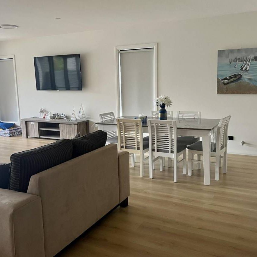 UNFURNISHED or FULLY FURNISHED - Contemporary Home - Photo 1