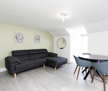 refurbished split level top floor 1 bedroom property in Clapton - Photo 1