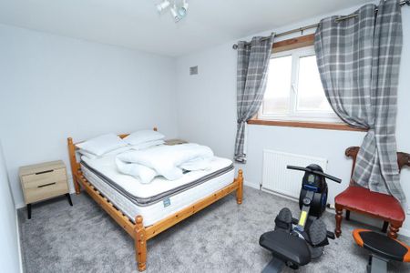 3 bedroom flat to rent - Photo 4