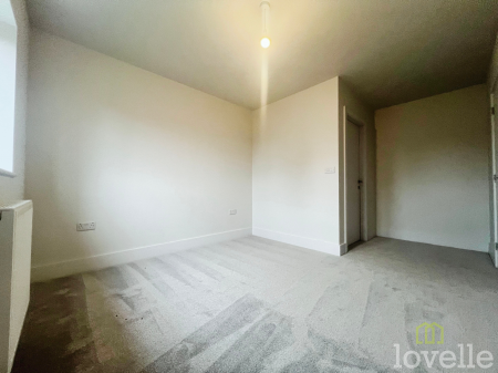 3 bedroom Semi-detached house To Let - Photo 2